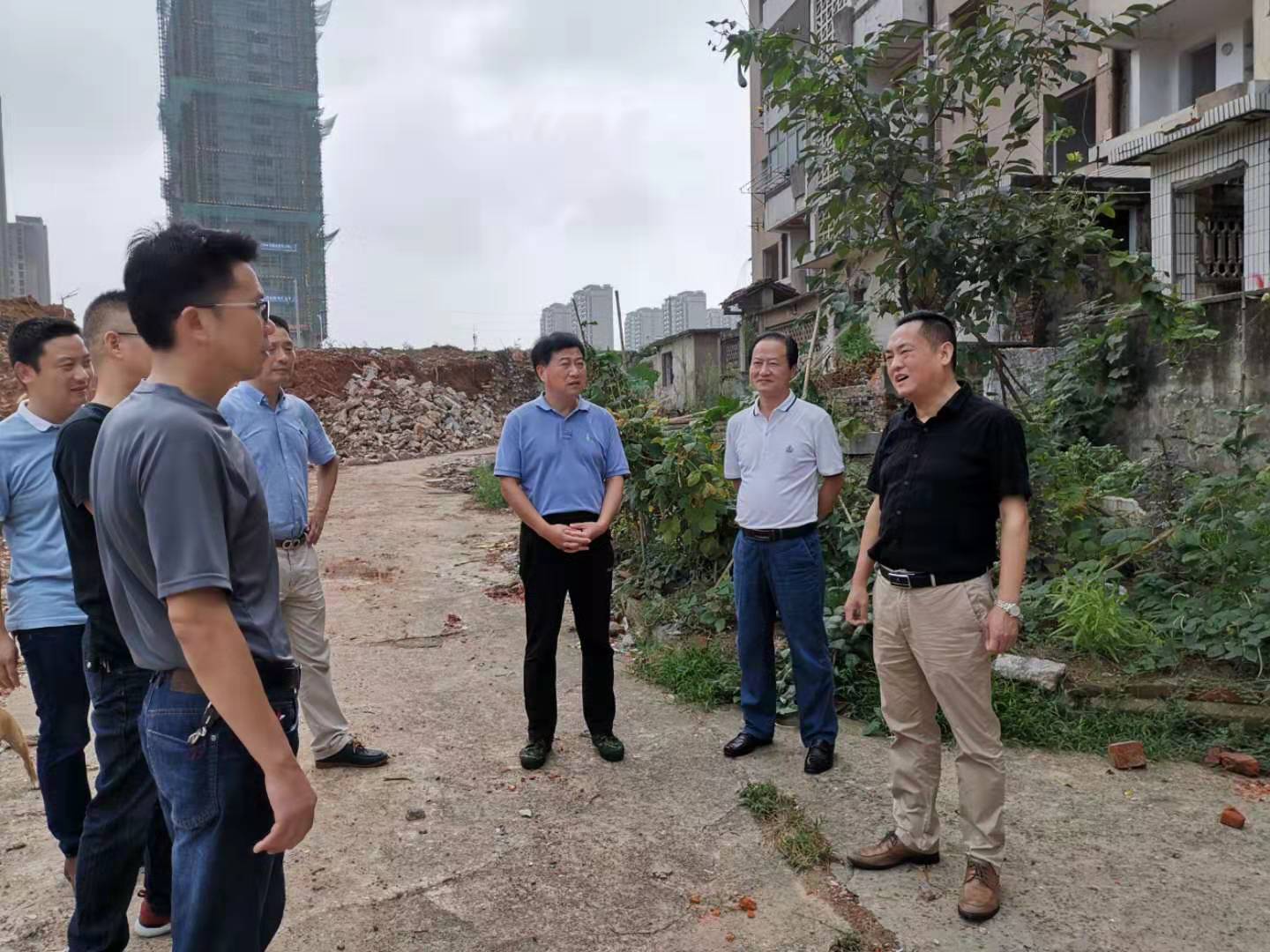 為加快方家沖、造紙廠和桂花園新安置區(qū)建設(shè)，2019年9月5日下，市城建集團(tuán)總經(jīng)理衛(wèi)民陪同市政府副秘書長劉陳寅深入項目建設(shè)現(xiàn)場，調(diào)度推進(jìn)安置區(qū)征遷工作.jpg