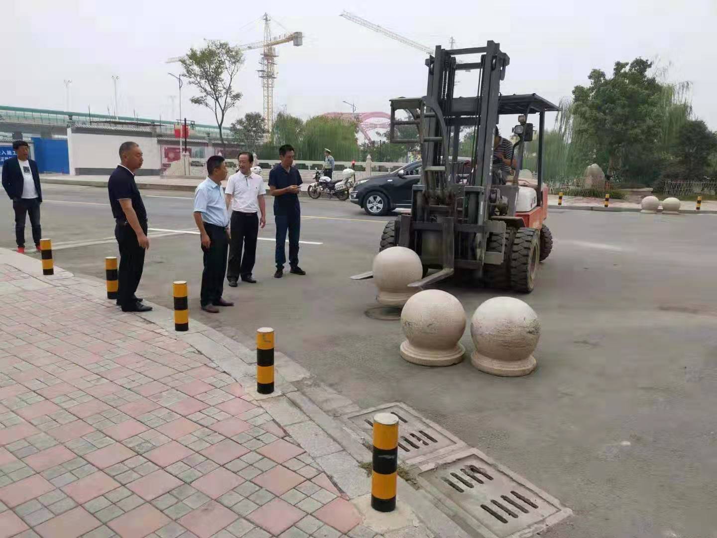 為向新中國成立七十周年獻禮，市城建集團攻堅克難，實現(xiàn)了北門棚改區(qū)域民生路10月1日零時順利通車。國慶假期，市城建集團堅持做好一線工作，在與交警部門共同做好民生路通車保障工作外，抓細節(jié)，抓落實，確保其他各項工作有序推進。.jpg